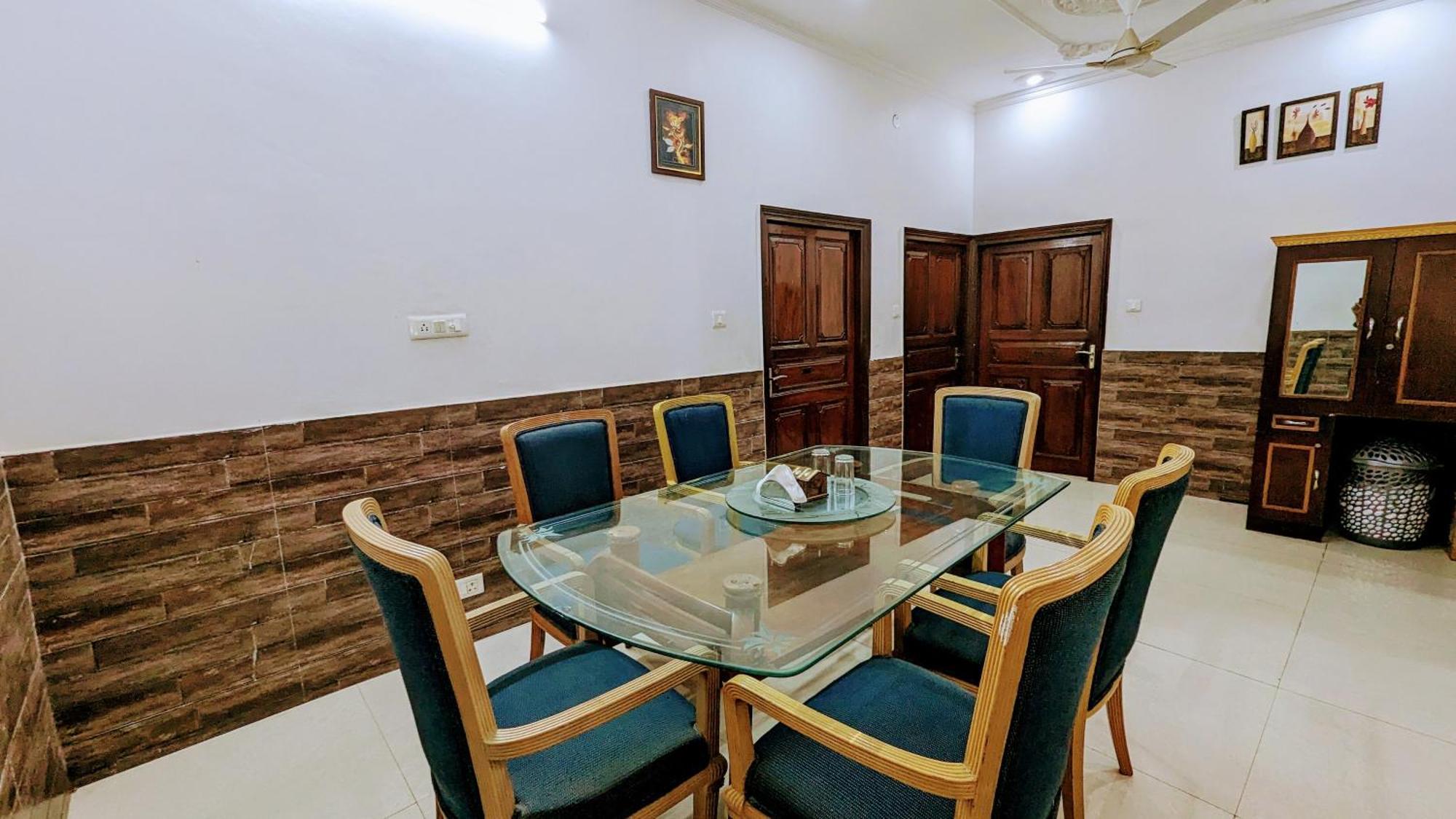 Lecston @yashobhoomi Dwarka Sector - 25 Metro Station Hotel
