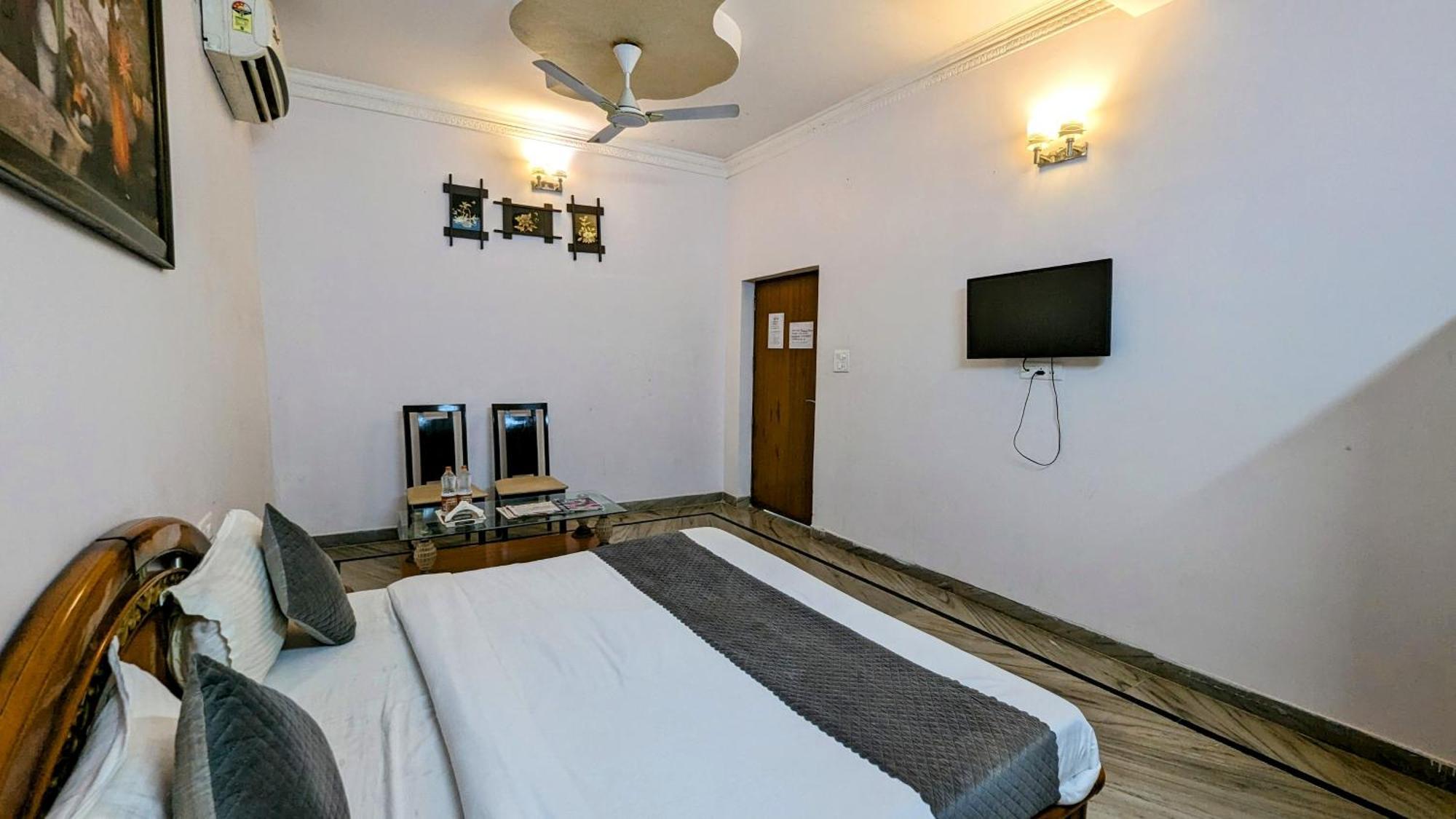 Hotel Lecston @yashobhoomi Dwarka Sector - 25 Metro Station 3*