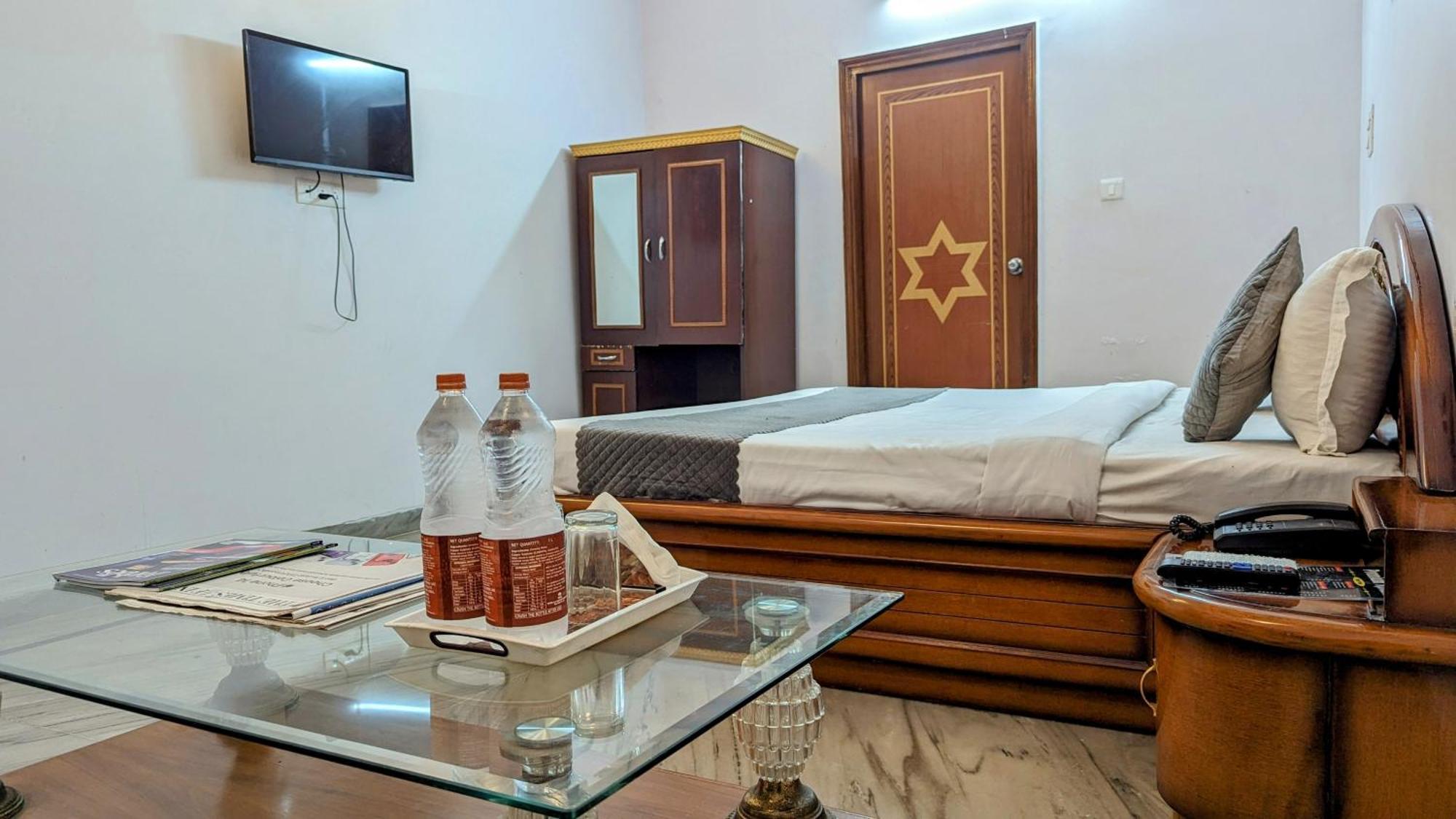 Hotel Lecston @yashobhoomi Dwarka Sector - 25 Metro Station 3*
