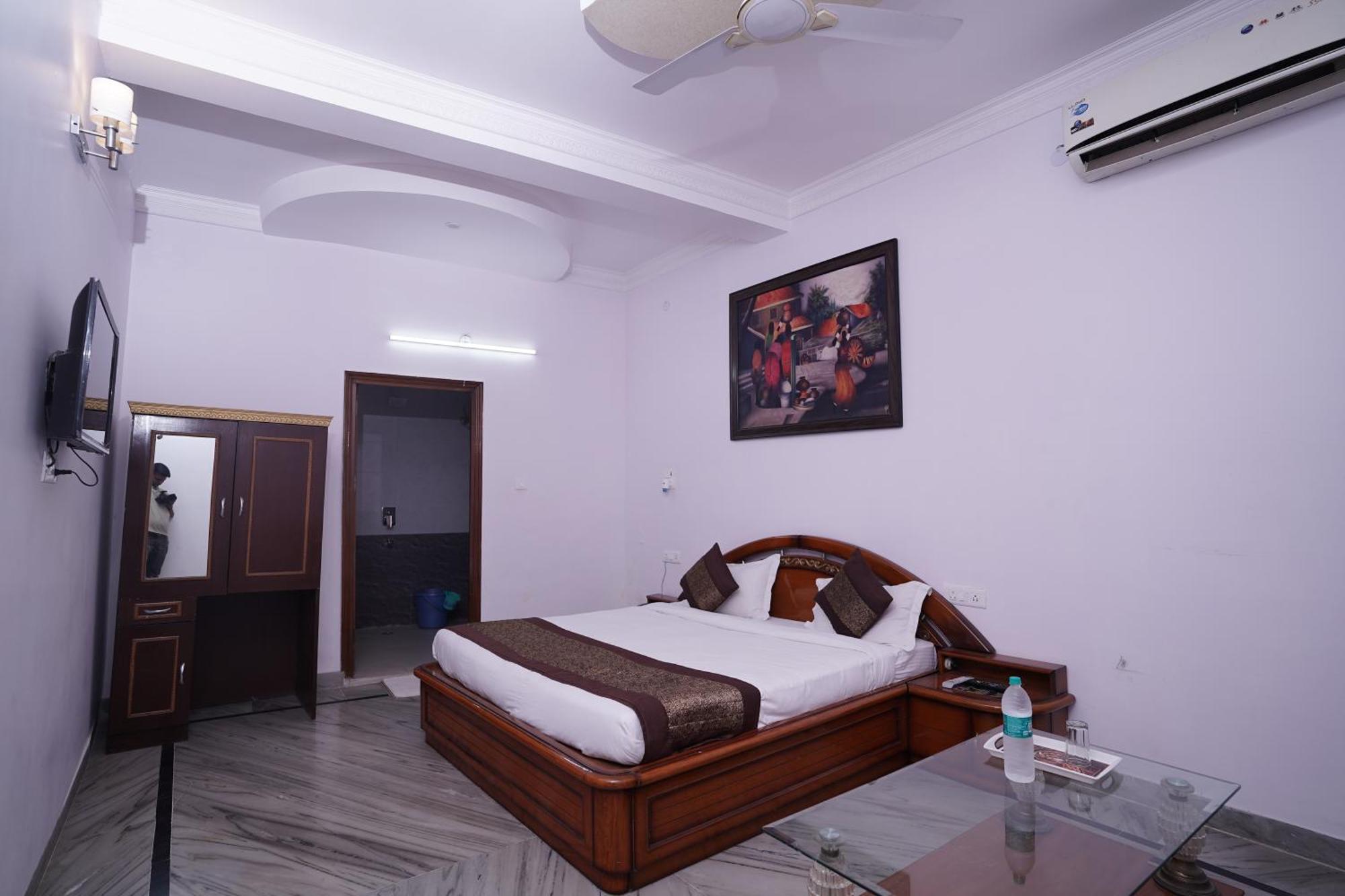 Lecston @yashobhoomi Dwarka Sector - 25 Metro Station 3*