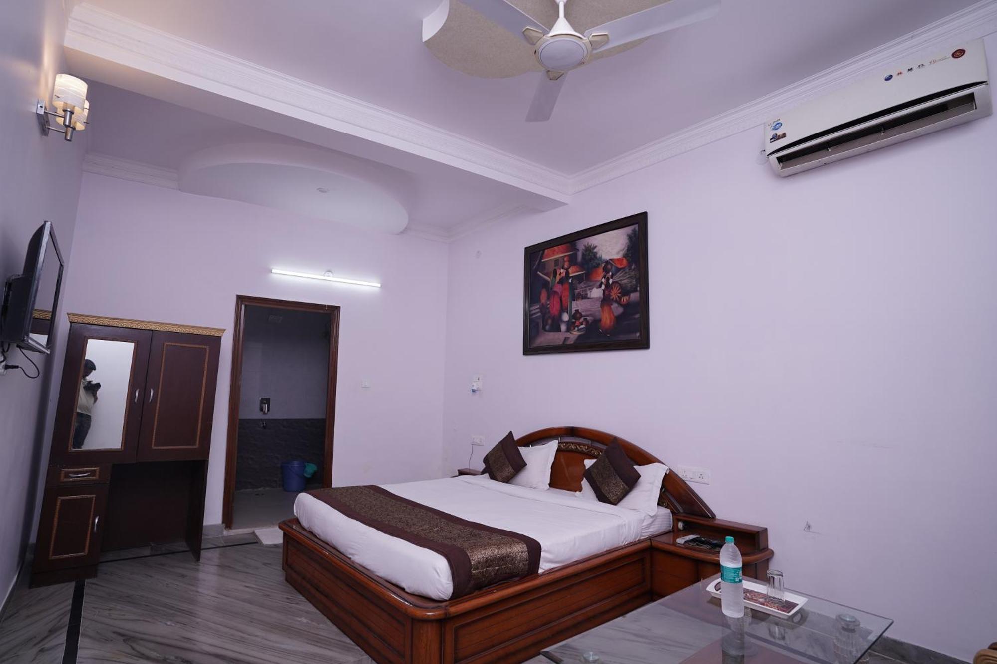 Lecston @yashobhoomi Dwarka Sector - 25 Metro Station 3*