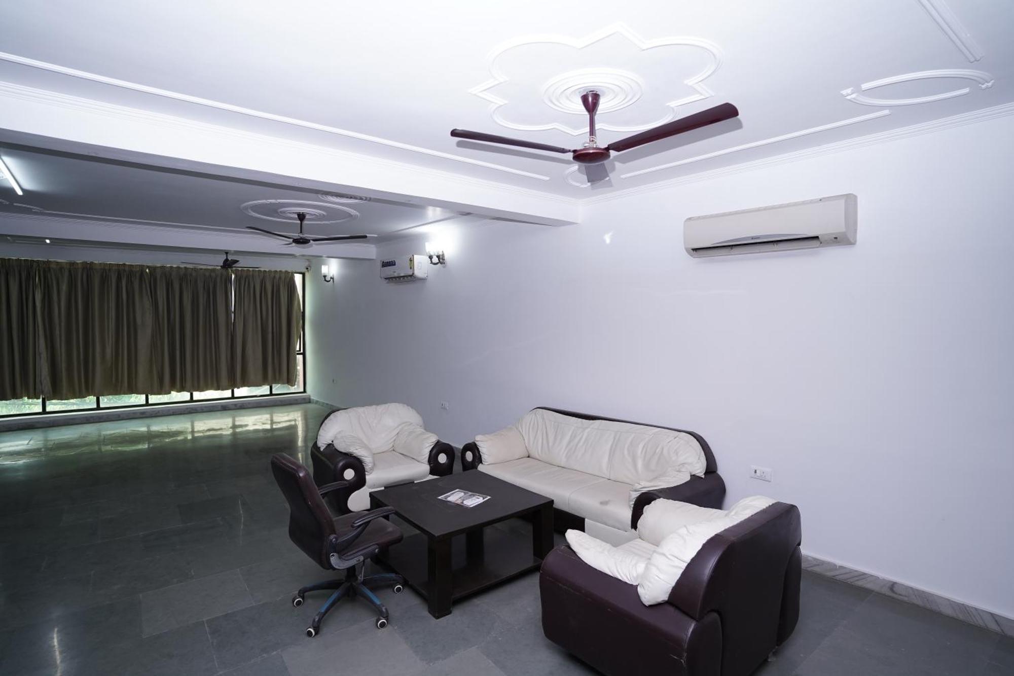 Lecston @yashobhoomi Dwarka Sector - 25 Metro Station Hotel